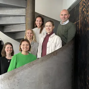 En gruppe mennesker som poserer for et bilde