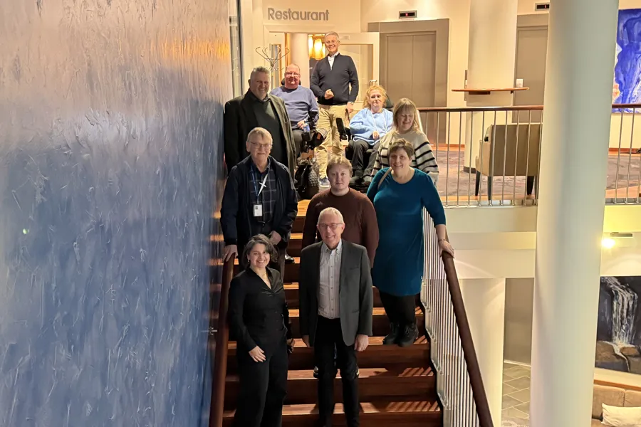 10 medlemmar av brukarutvalet i HMR står oppstilt for fotografering.