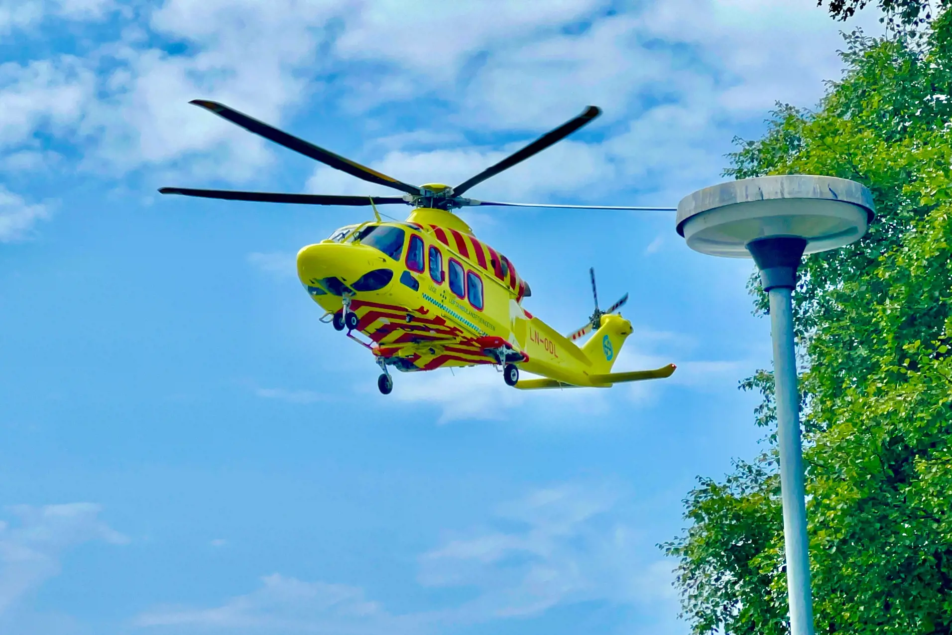 Et gult helikopter som flyr på himmelen