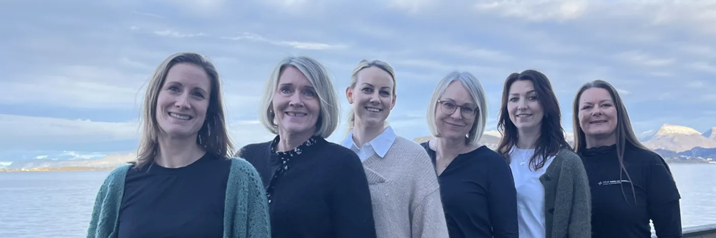 En gruppe kvinner som poserer for et bilde