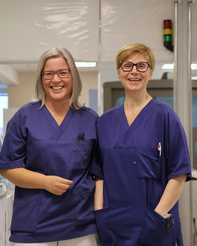 To bioingeniørar på medisinsk biokjemi