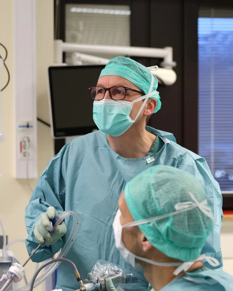 En tannlege som ser på en pasient