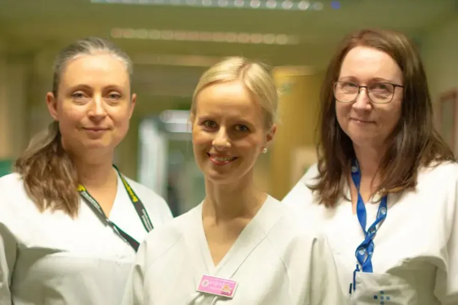 En gruppe kvinner iført hvite laboratoriefrakker og merker