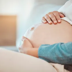 Et nærbilde av en gravid mage