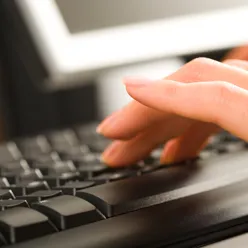 Nærbilde av hender på et tastatur