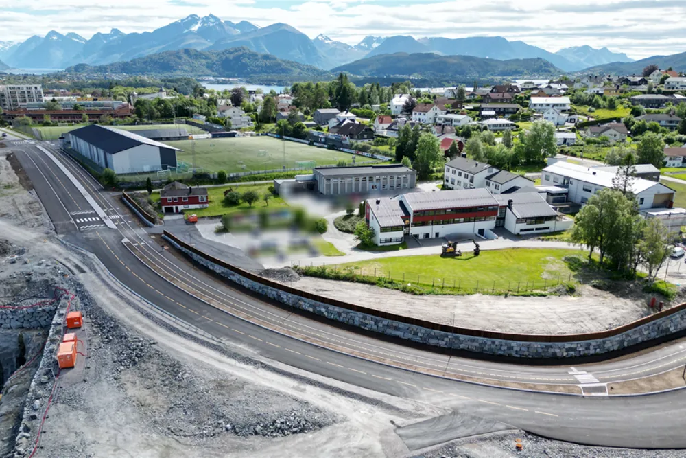 Dronebilde av ny veg ved Ålesund behandlingssenter