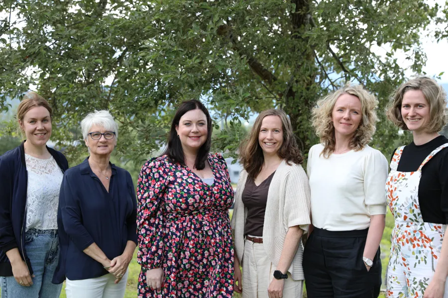 En gruppe kvinner som poserer for et bilde