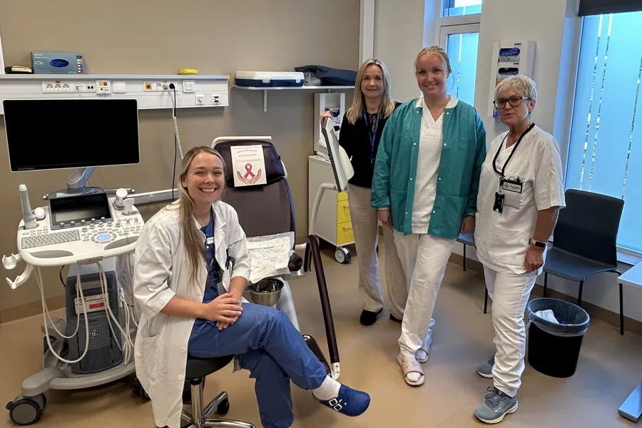 Fire tilsette oppstilt for bilde på eit undersøkingsrom ved gynekologisk poliklinikk.