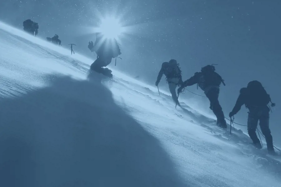 Illustrasjonsbilde, gruppe går oppover på snø