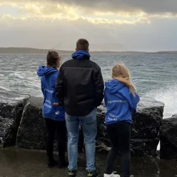 Ungdom ser mot havet