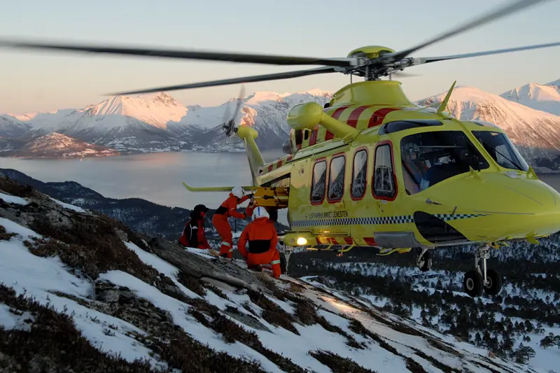 Helsepersonell i aksjon på Sulafjellet utanfor Ålesund