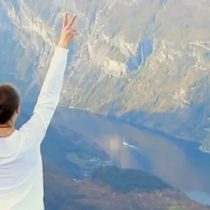 En person som står på en klippe