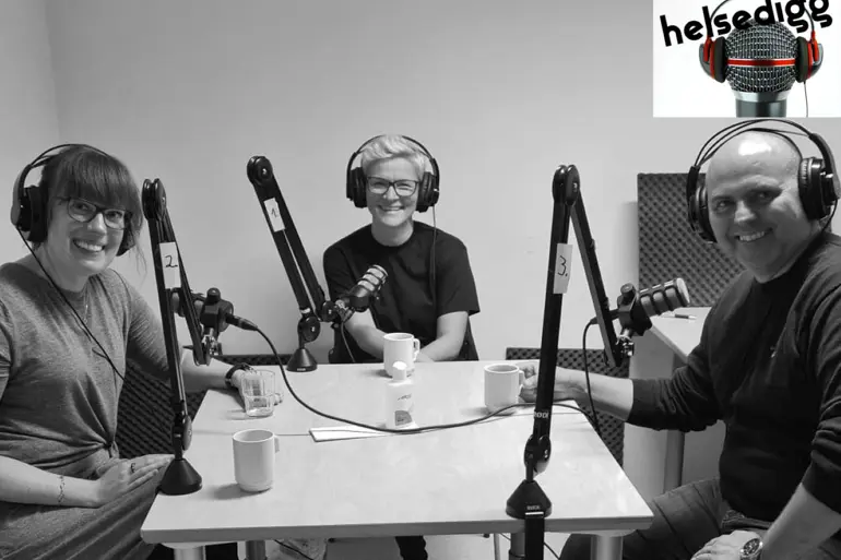 Deltakarne rundt bordet i studio.