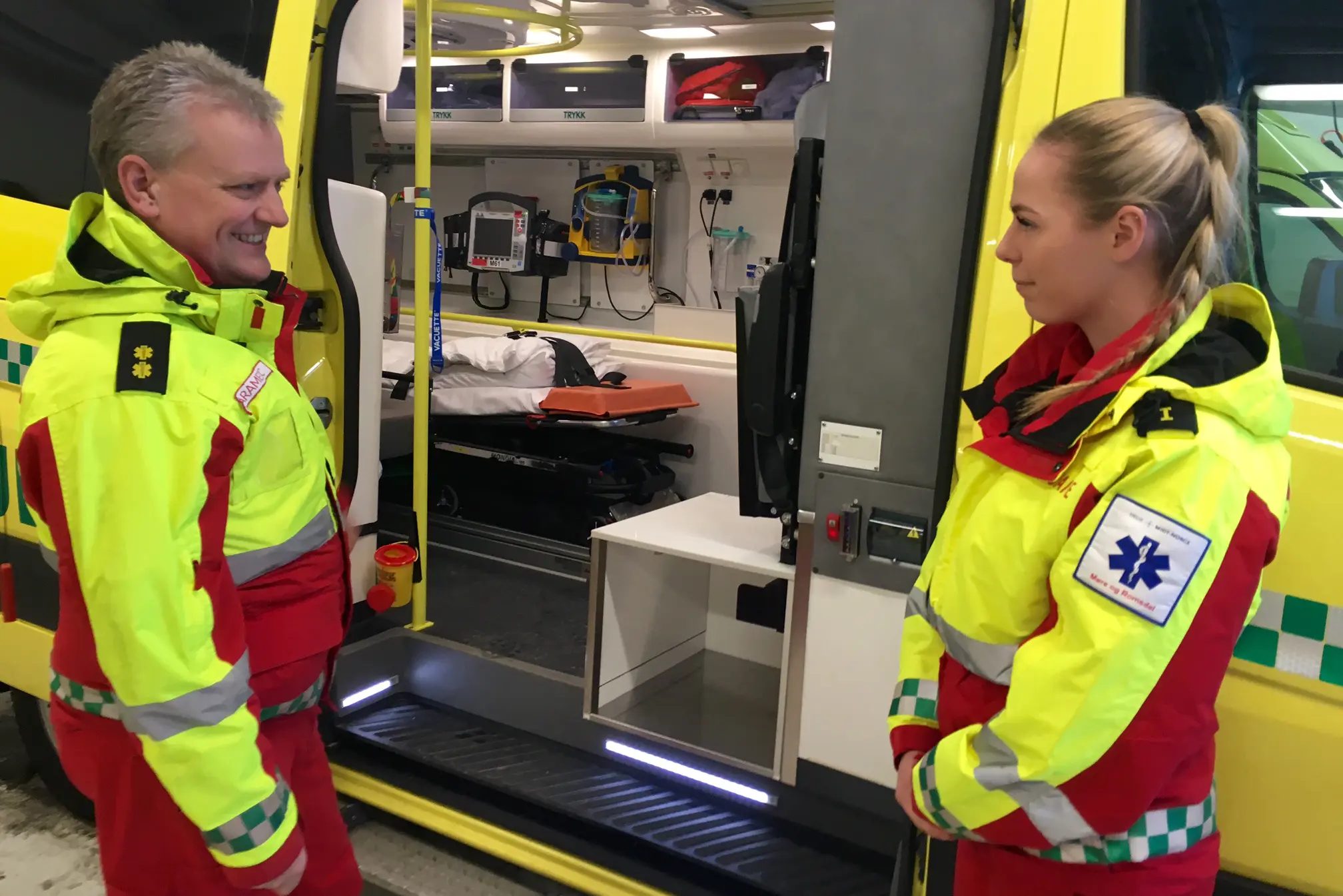 Ambulanse bakfra med åpen bakdør.jpg