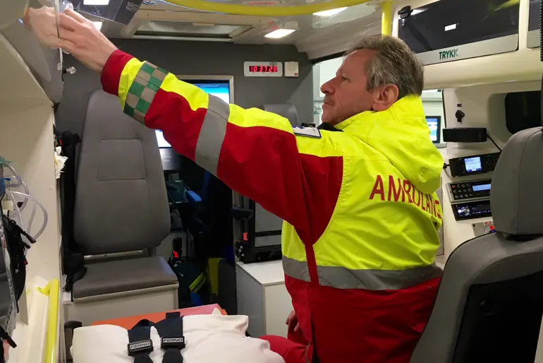 Bilde av behandlar bak i bilen.jpg