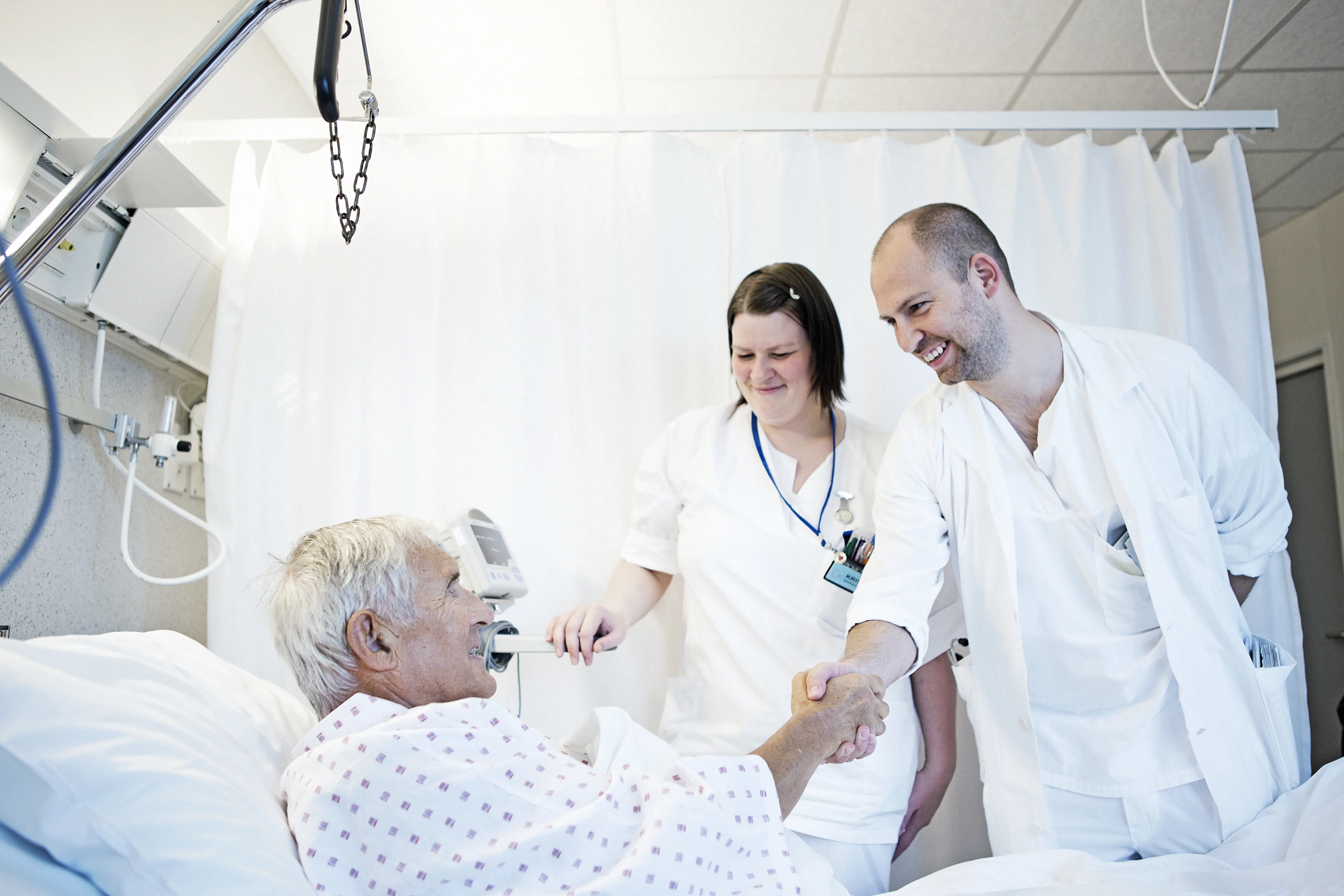 Bildet viser pasient og helsepersonell på sengepost. Illustrasjonsfoto: Kristin Støylen     