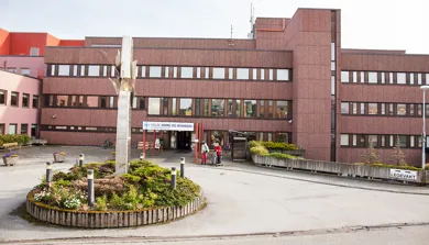 Hovudinngangen ved Kristiansund sjukehus