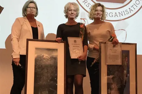 En gruppe kvinner med sertifikater