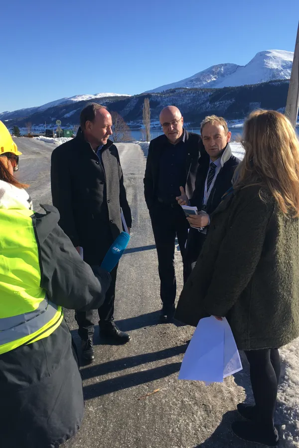 En gruppe mennesker som står på en strand