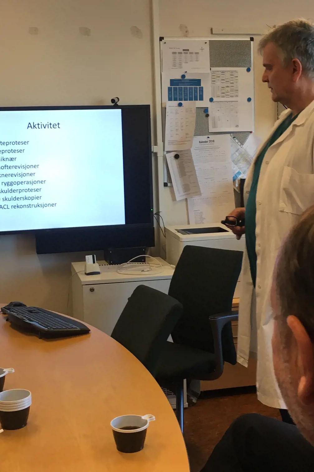 Overlege Øystein Lian orienterer om aktivitet og status for fagområdet ortopedi ved Kristiansund sjukehus.