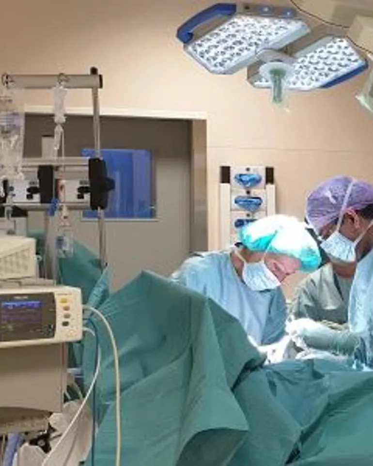 En gruppe kirurger som utfører kirurgi