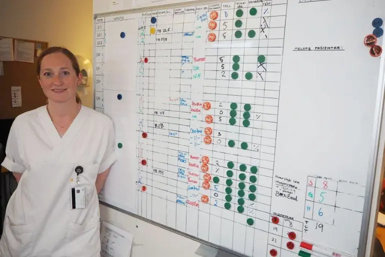 Seksjonsleiar Synnøve Haram Rotnes foran kvalitetstavla på Medisin 5.