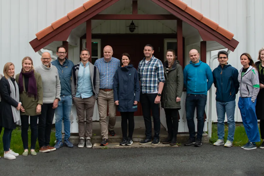 En gruppe mennesker som poserer for et bilde