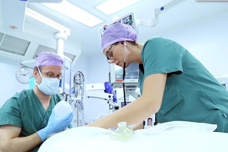 Anestesisjukepleiar Kanutte Roald i aksjon på Ålesund sjukehus.