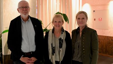 Opponentene professor Ole Petter Askim (v) og professor Anette Skårner sammen med ph.d. Merethe Wenaas (h). Wenaas har samlet et