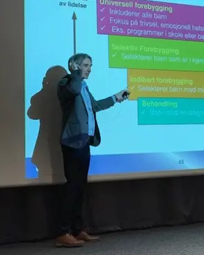 Dr.philos. v/BUP Ålesund og 1.amenuensis v/NTNU, Robert Valderhaug, presenterer.