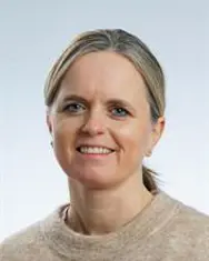 Et nærbilde av en person som smiler