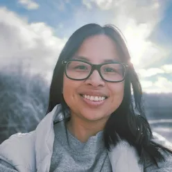 En kvinne som bruker briller