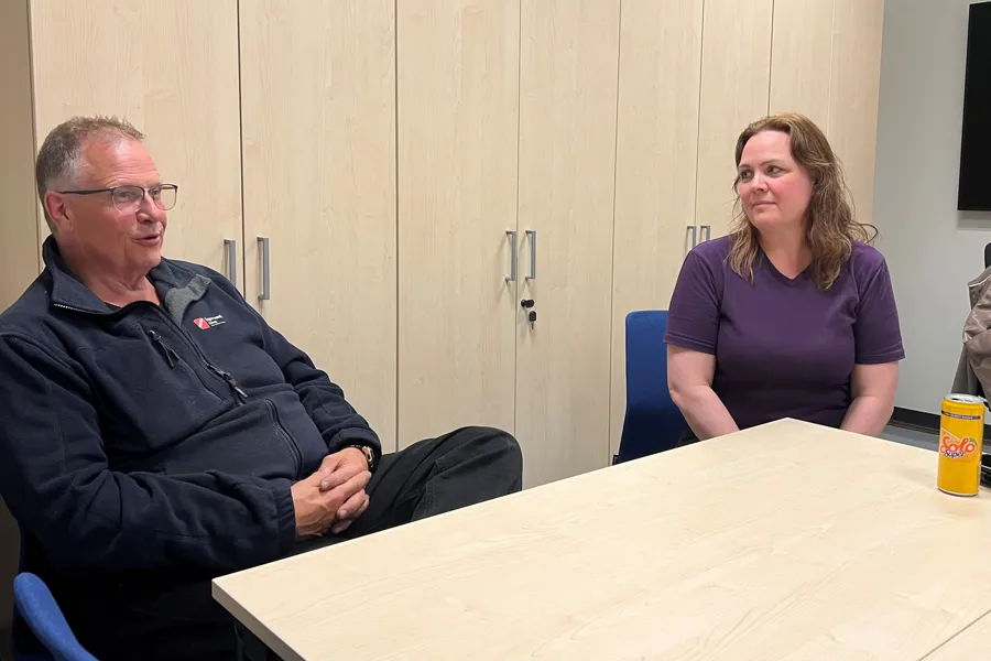 En mann og en kvinne som sitter ved et bord