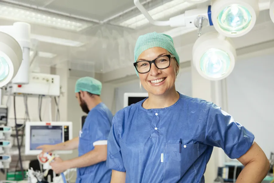 Smilende tilsett på operasjonsstova