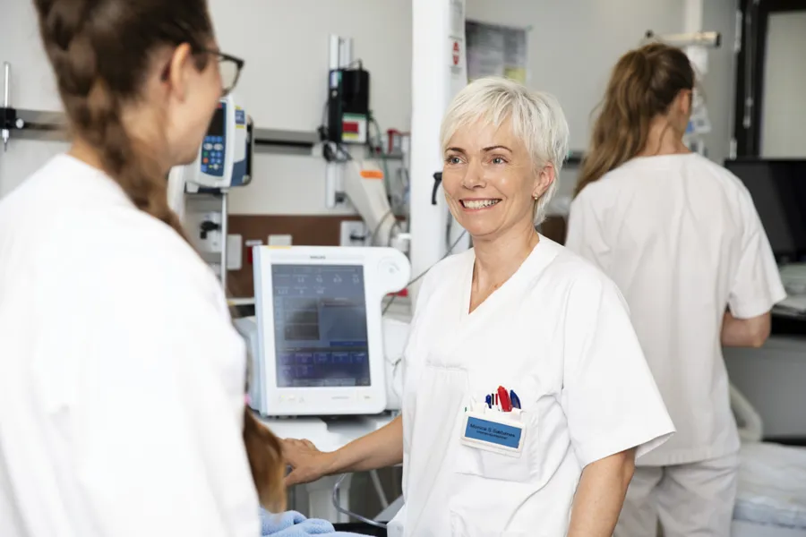 En person i hvitt arbeidstøy