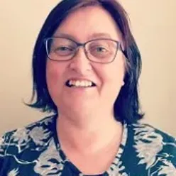 En kvinne som bruker briller