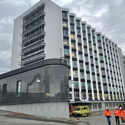 En bygning med mange vinduer