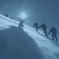 En gruppe mennesker på tur opp et snødekt fjell