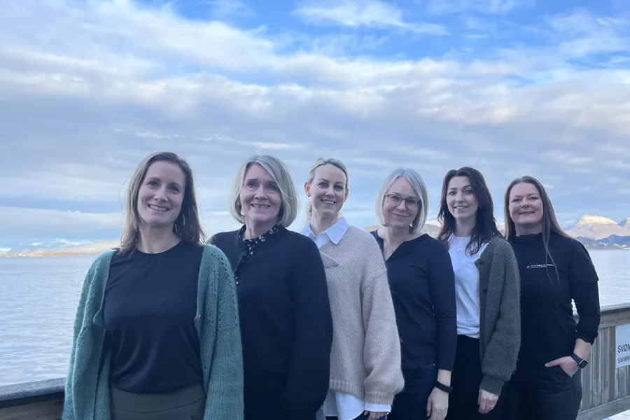 En gruppe kvinner som poserer for et bilde