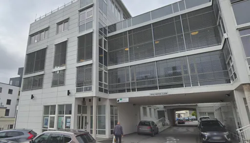En bygning med biler parkert foran