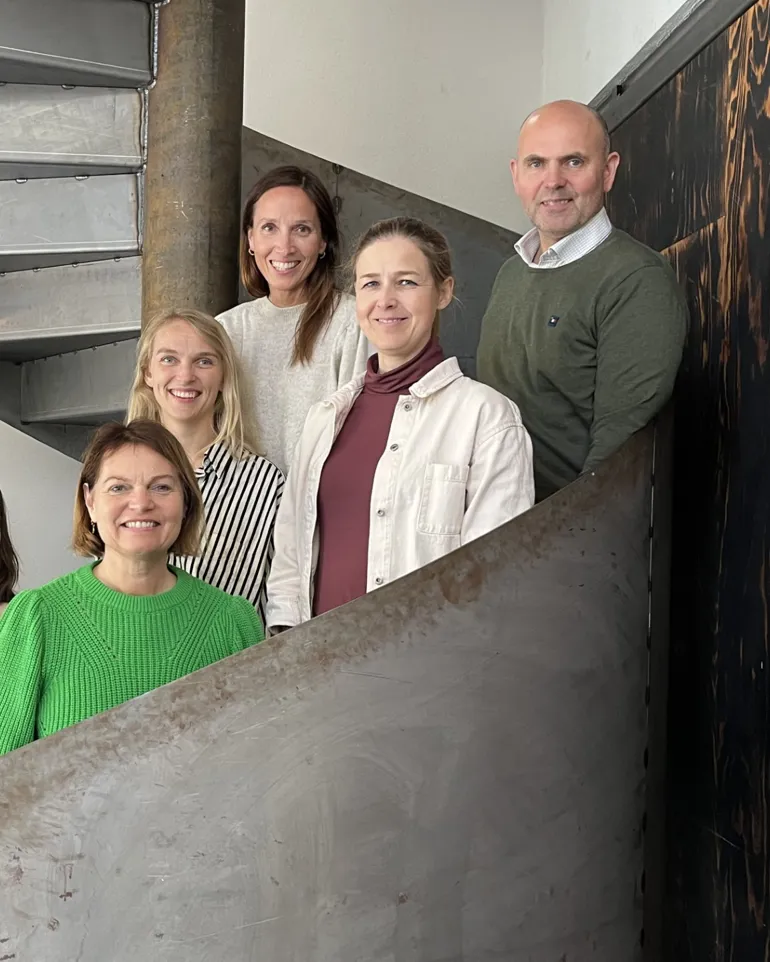 En gruppe mennesker som poserer for et bilde