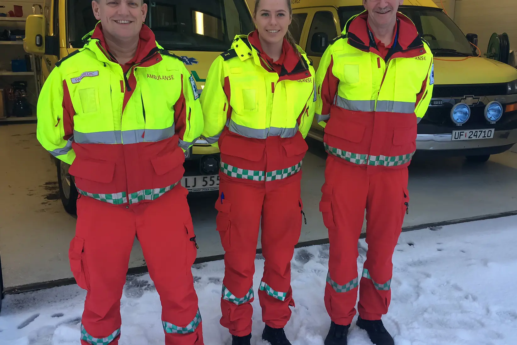 Tre ambulansearbeidere som står foran en ambulansebil. F.v. Torbjørn Kopland Mikkalsen, Maria Vik og Bjørn Bakken