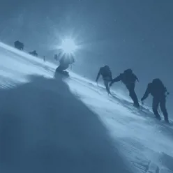 En gruppe mennesker på tur opp et snødekt fjell