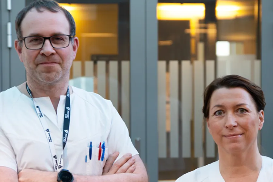En mann og en kvinne som poserer for et bilde