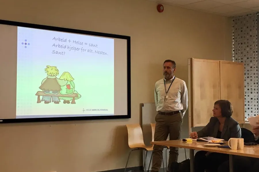 Audun Kopperstad presenterer tilbodet "Raskare tilbake", eit tilbod som tverrfagleg ryggpoliklinikk står bak.