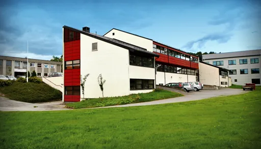 En bygning med parkeringsplass
